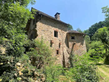 Moulin antique 3 pièces 82 m² en pleins bois, proche Rodez Aveyron 12: ruisseaux, cascade, grange. À finir de restaurer.
