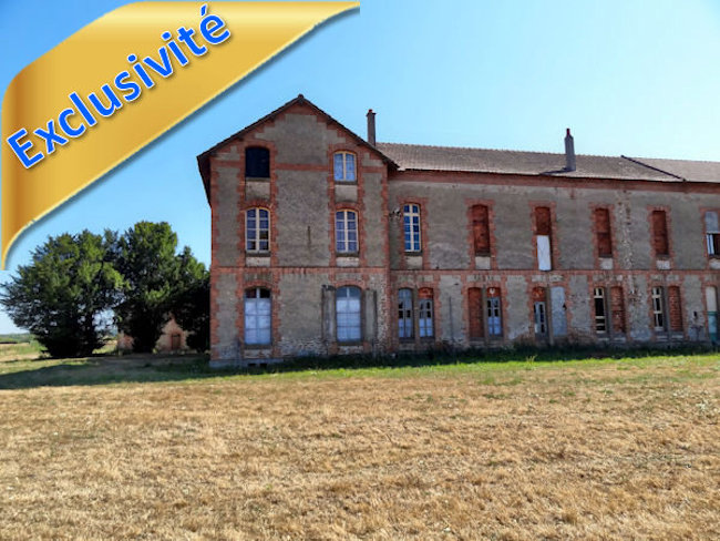 vaste bâtiment historique à rénover entièrement