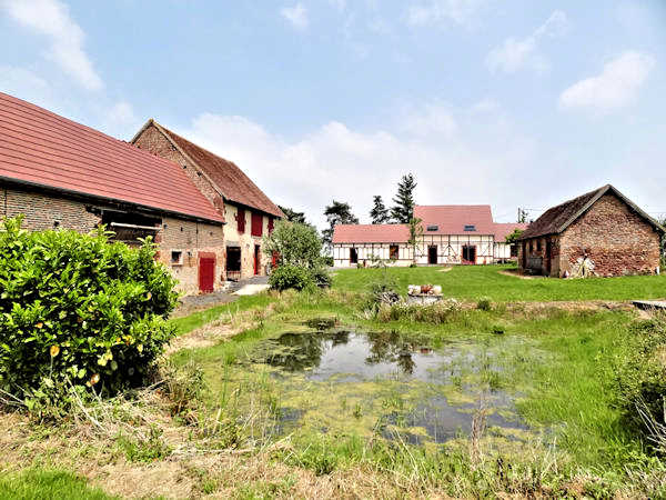 Vaste corps de ferme label BIO isolé