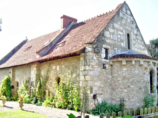 Église romane proche Vichy (03), rénovée en habitation d’environ 200 m²