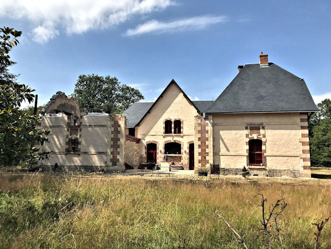 Écuries de château proche Nevers Cher (18) dans propriété 6 ha