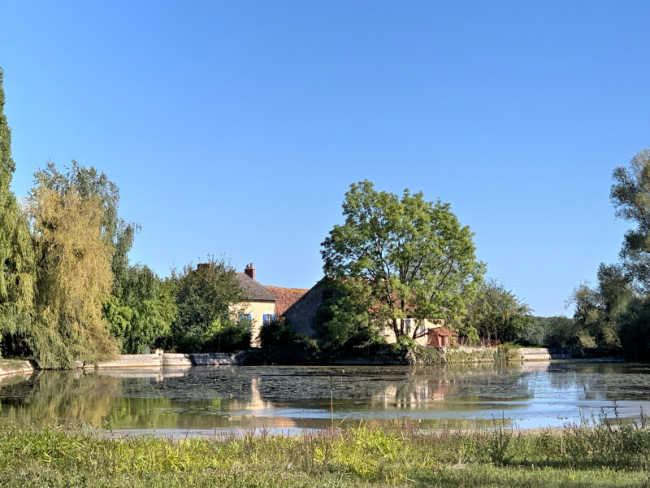 Moulin à restaurer en Berry (18) avec maison rénovée, grange et étang eaux closes