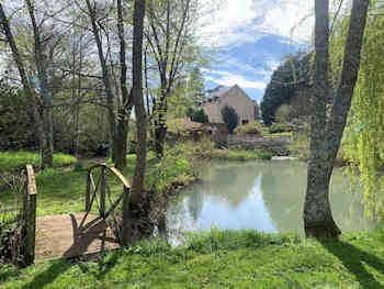 Moulin 14 pièces à 10 min de Nevers: turbine, bief, vannes, rivière; parc, prairie, bois, garage et dépendance