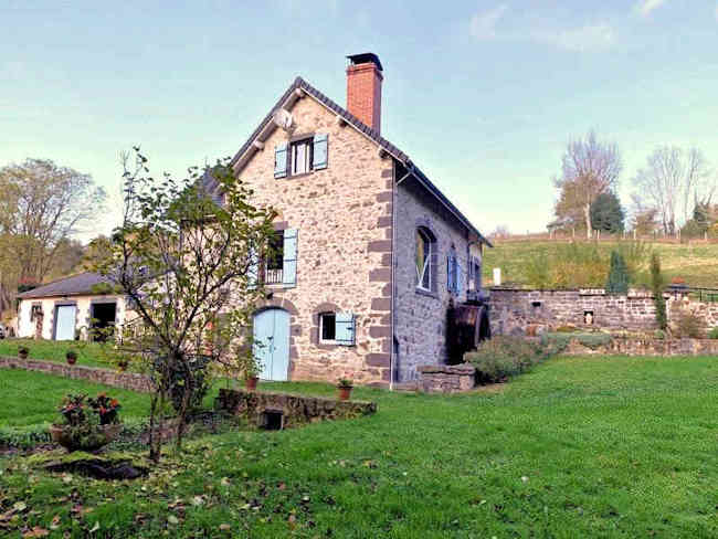 Moulin fondé en titre en Combrailles proche Riom (63/03): 144 m² hab., 9 pièces; rivière, étang-réserve, bief, chute, rouages… 13 000 m²