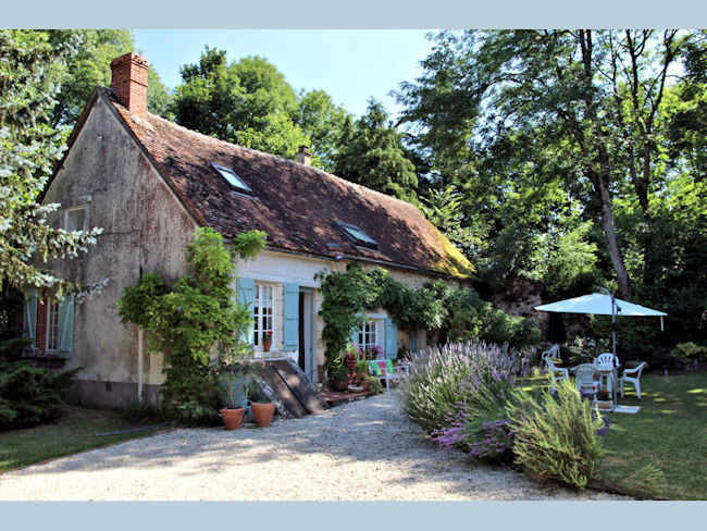 Maison de village 5 pièces 100 m² proche Saint-Sauveur-en-Puisaye (89); dépendance attenante, maison d'amis