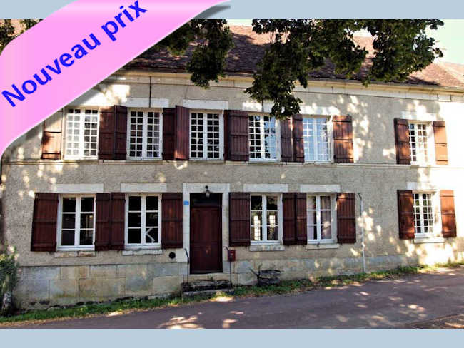 Maison en village proche Saint-Amand-en-Puisaye (Yonne): 9 pièces, jardin clos, piscine, grange, dépendances
