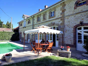 Vaste demeure confortable en Nivernais (58) entre Moulins et Nevers: 274 m² hab, 10 pièces, terrasse, piscine, parc de 4200 m²
