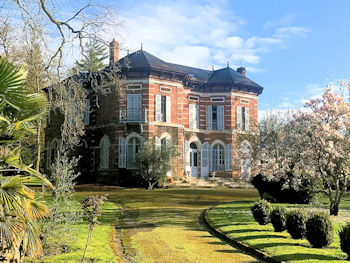 Propriété en Puisaye (89): villa Napoléon III 350 m², 12 pièces, maison d'amis 120 m², 4 pièces; piscine, parc 8 ha, étang