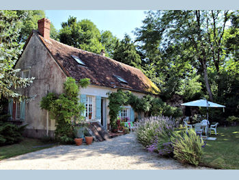 Maison de village 5 pièces 100 m² proche Saint-Sauveur-en-Puisaye (89); dépendance attenante, maison d'amis
